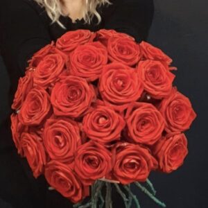 Enchanting 100-stem red Rose