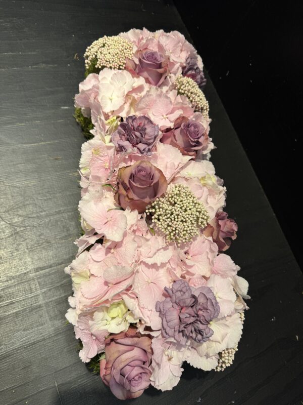 Table arrangement - Image 2